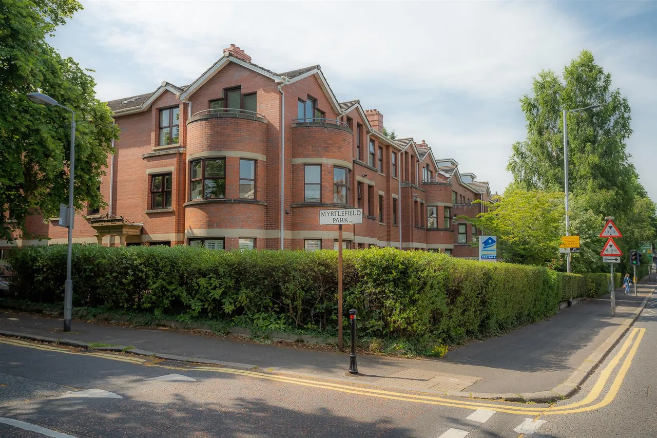 2 bed flat to rent, Myrtlefield Park, Belfast, BT9