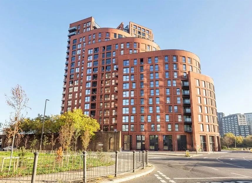 3 bed property to rent, Avalon Point, London, E14