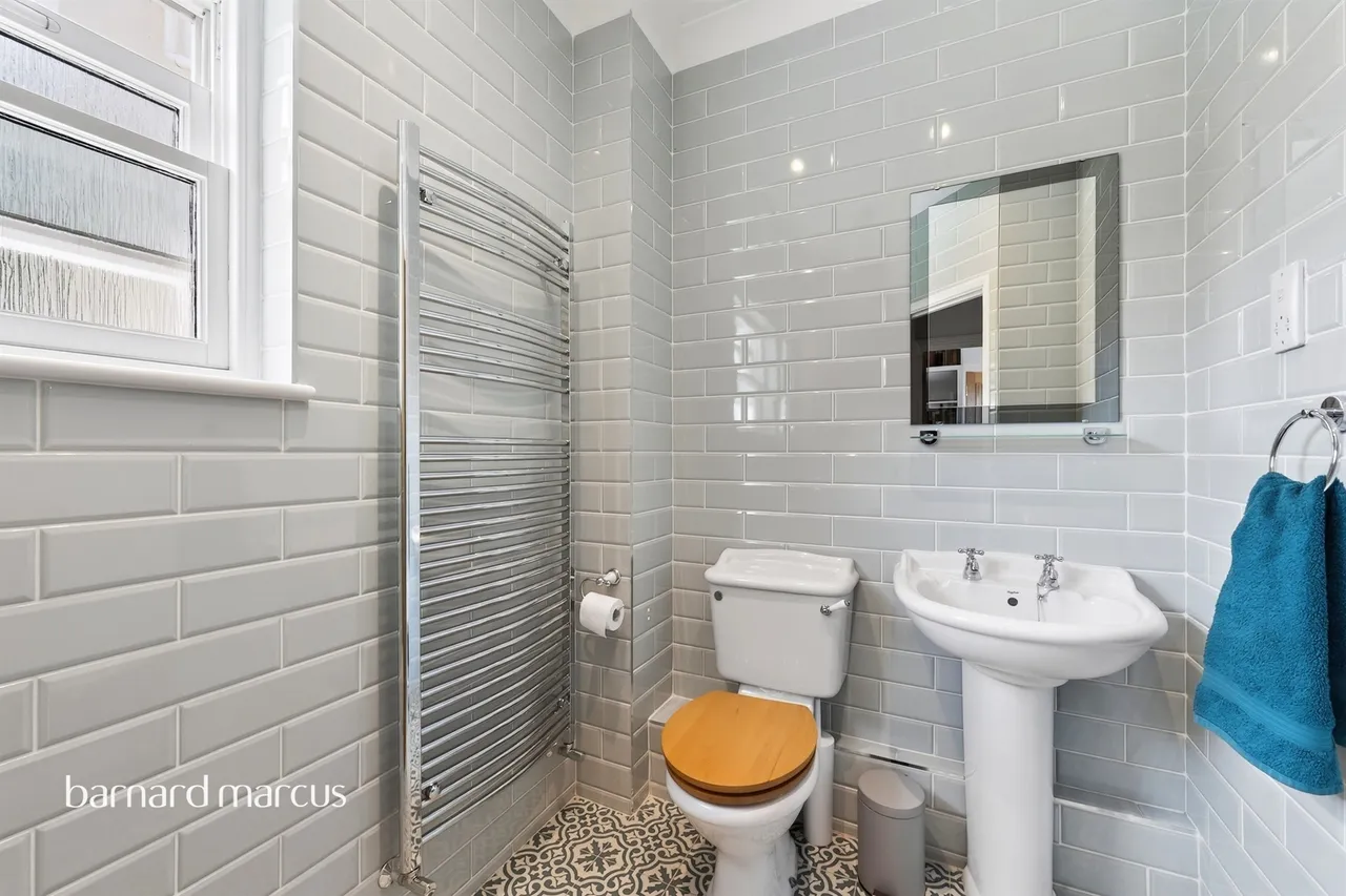 Chalk Lane, Epsom, KT18, photo 12