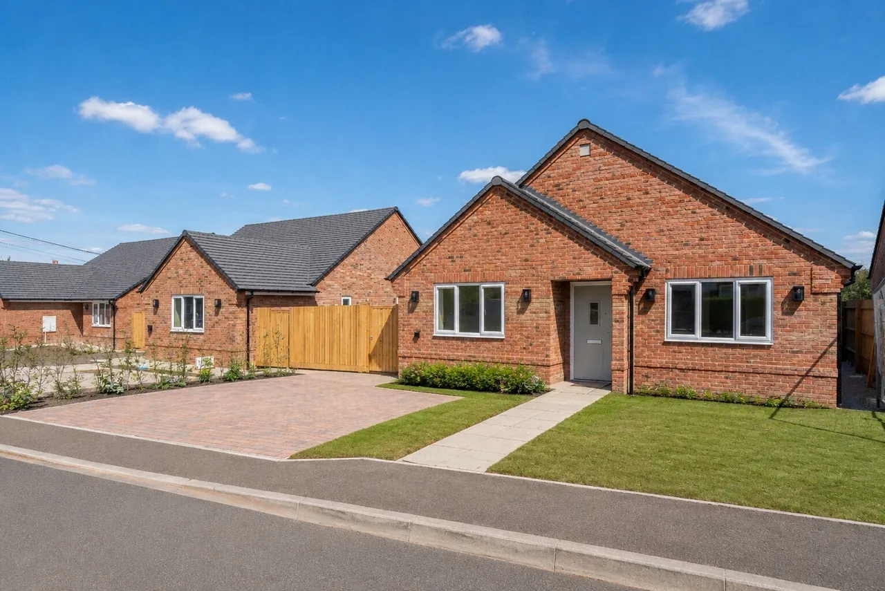 3 bed house for sale — Eythrope Road, Stone, Aylesbury