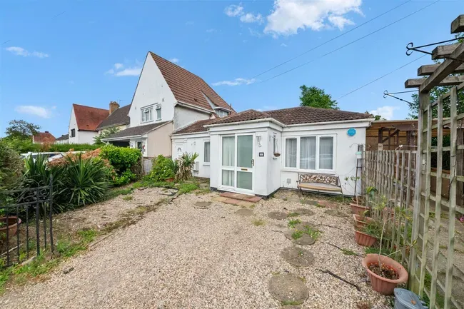 2 bed house for sale — East Avenue, Hayes