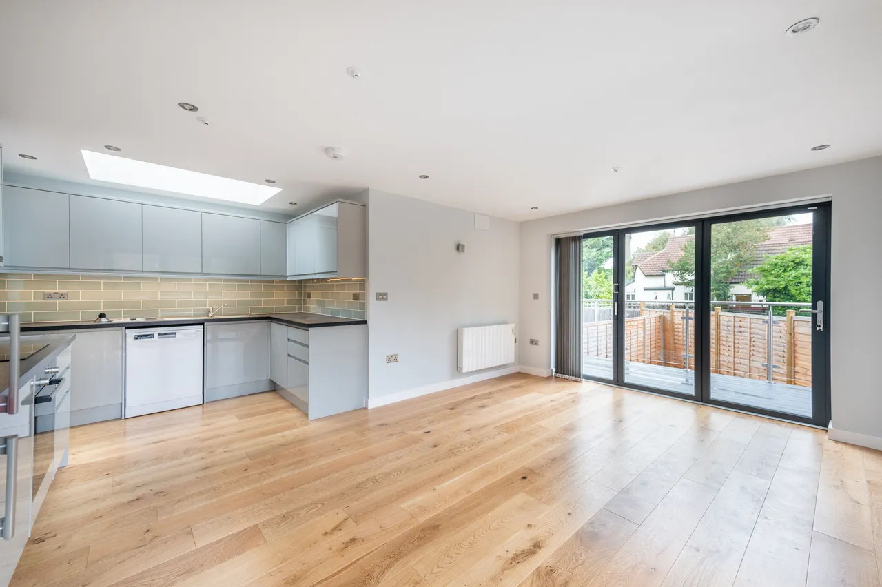 3 bed flat to rent, London, NW2