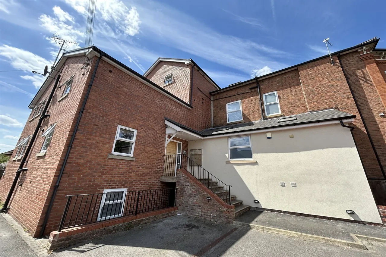2 bed flat to rent, Washway Road, Sale