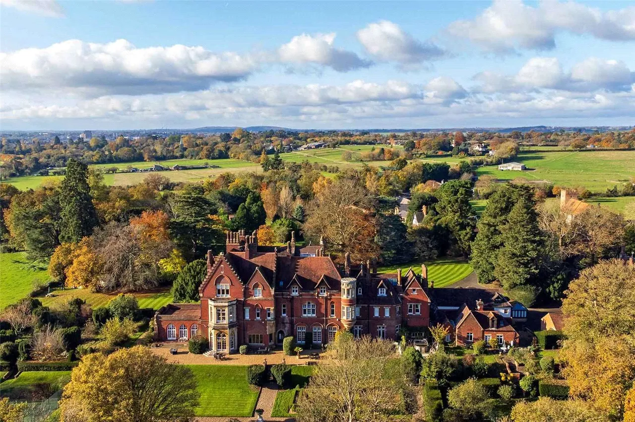 4 bed house for sale — 8 Hitcham House, Hitcham Lane, Burnham, Buckinghamshire, SL1 7DP