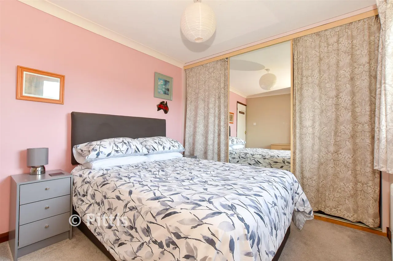 Starks Close, Shorwell, PO30, photo 10