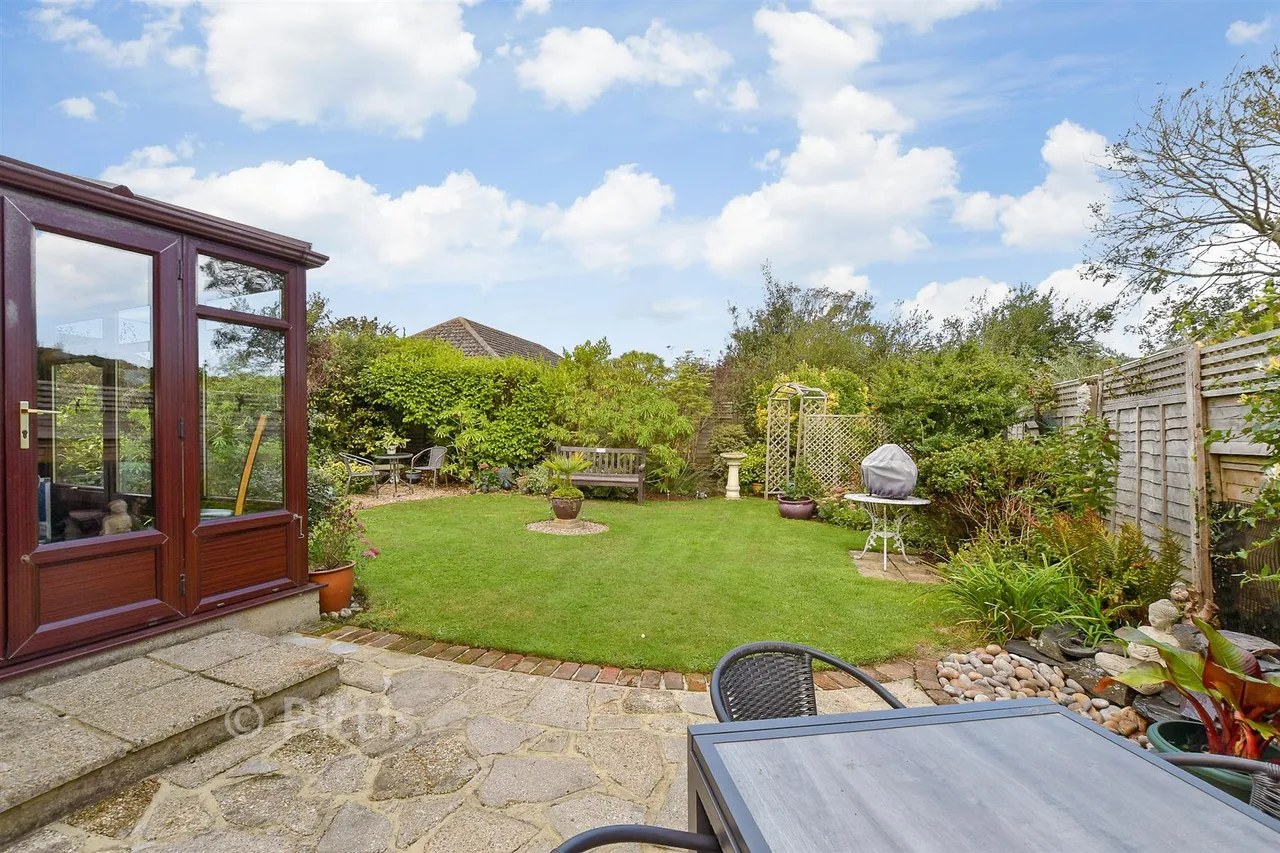 Starks Close, Shorwell, PO30, photo 12