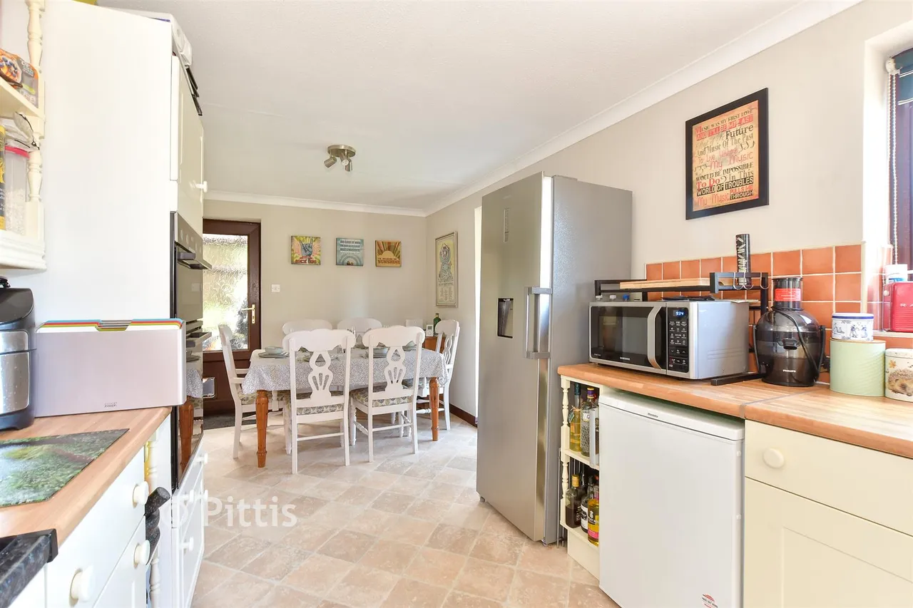 Starks Close, Shorwell, PO30, photo 5