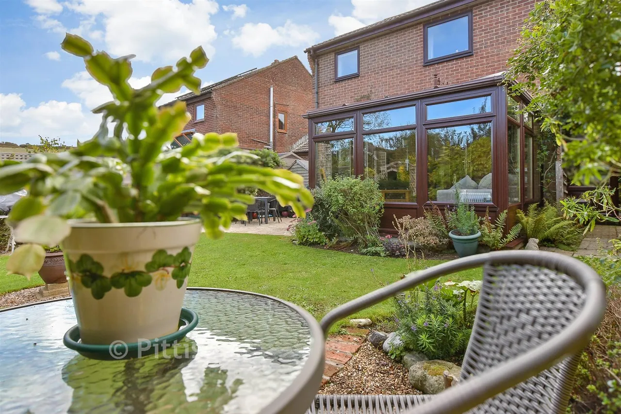 Starks Close, Shorwell, PO30, photo 13