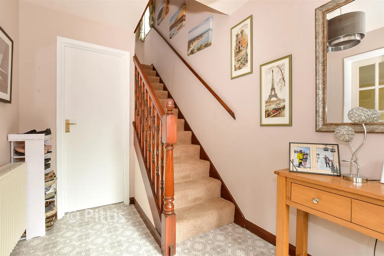 Starks Close, Shorwell, PO30, photo 6