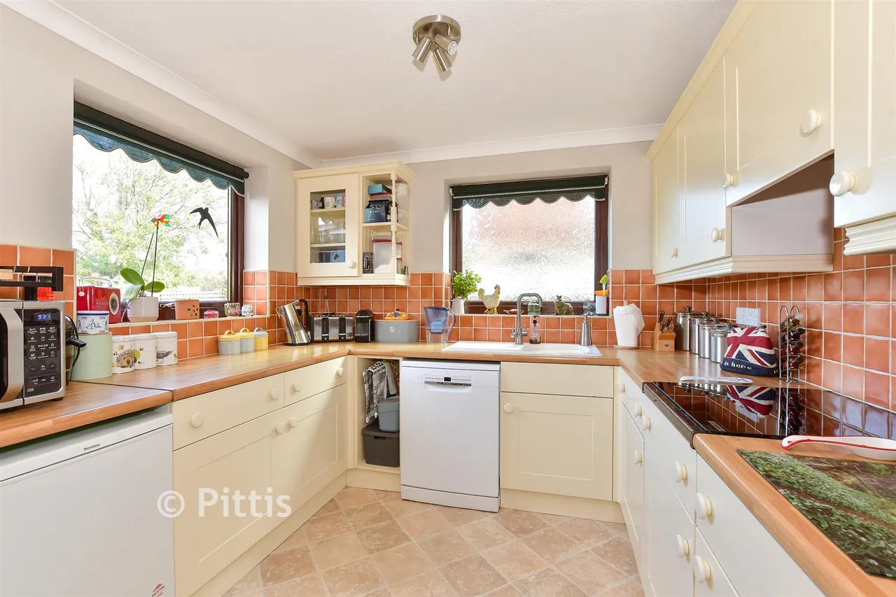 Starks Close, Shorwell, PO30, photo 3