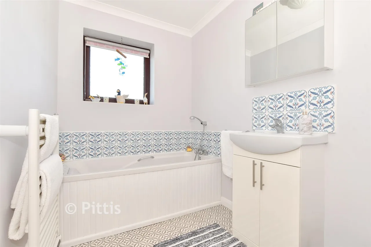 Starks Close, Shorwell, PO30, photo 11
