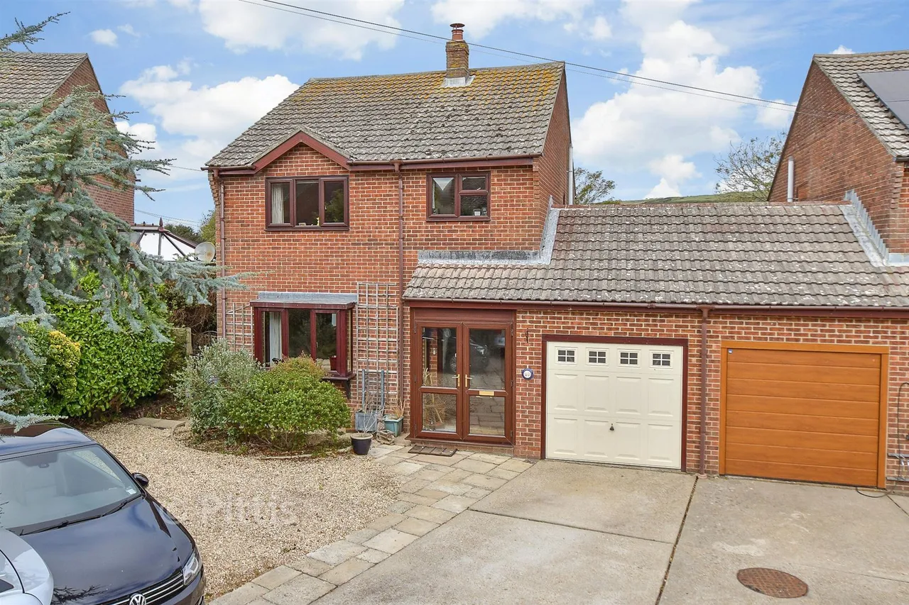 3 bed house for sale, Starks Close, Shorwell, PO30