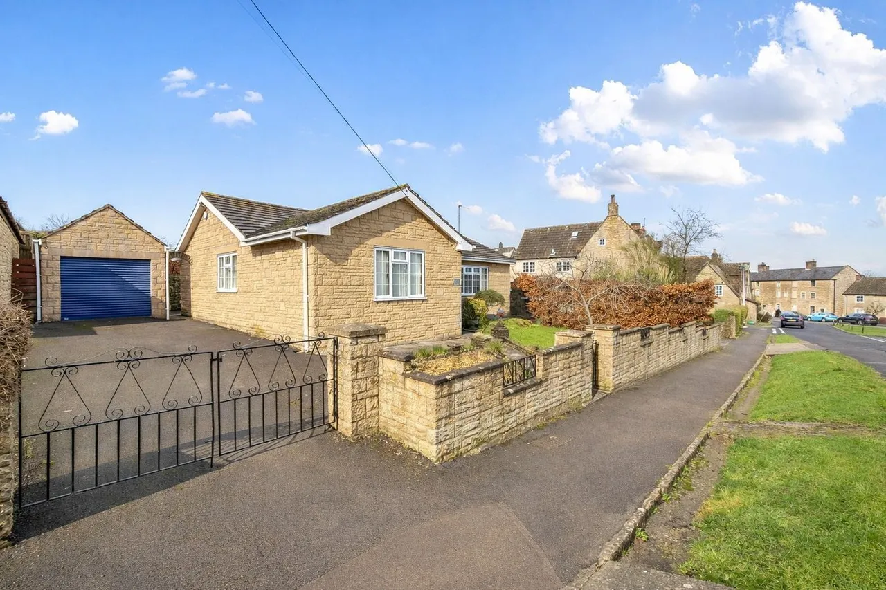 3 bed house for sale, Marsh Road, Rode, BA11