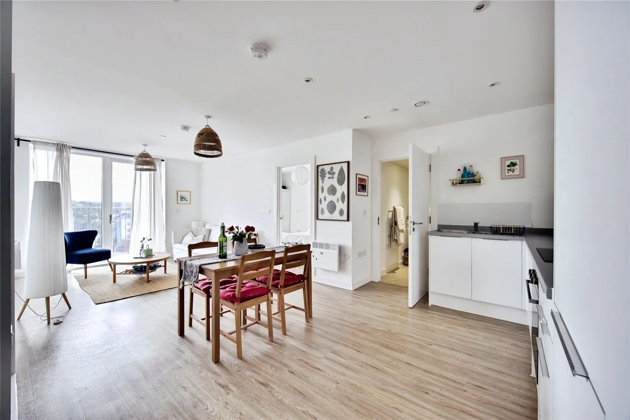 2 bed flat for sale, Gillingham Gate Road, Chatham, ME4