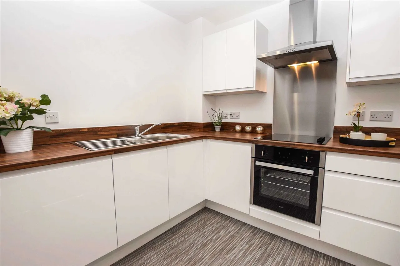 Benbow Street, Sale, M33, photo 5