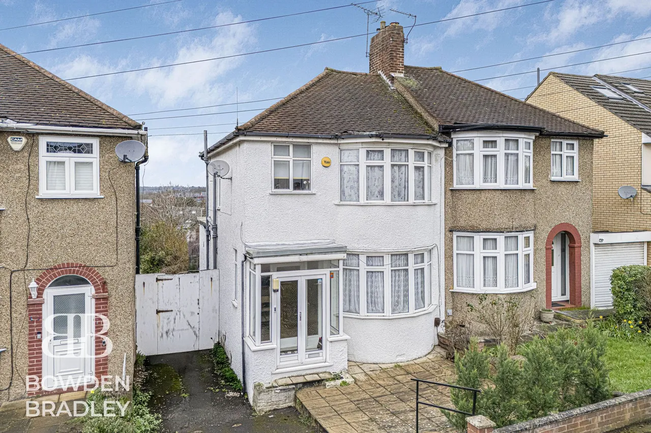 3 bed house for sale — Dovedale Avenue, Clayhall, IG5