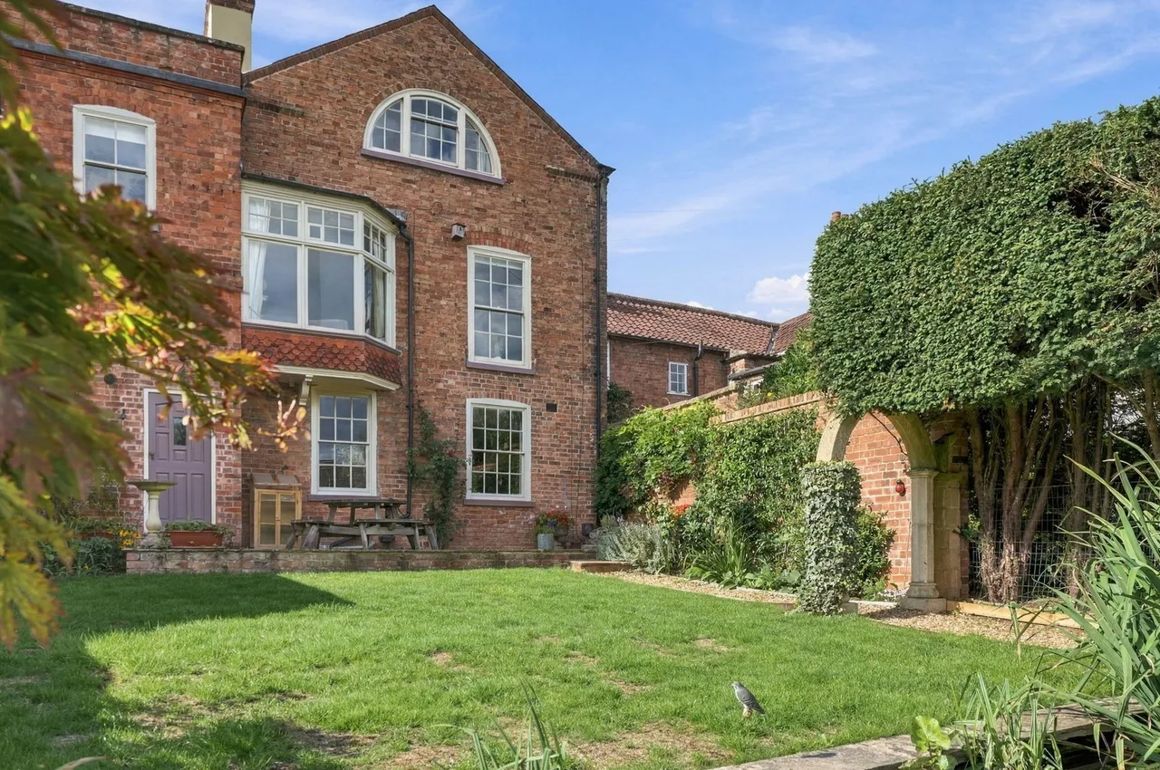 Grade II listed Georgian Townhouse, Westgate, photo 48