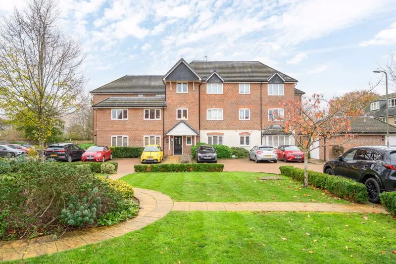 2 bed flat for sale — Scholars Place, Walton-On-Thames KT12 3FE