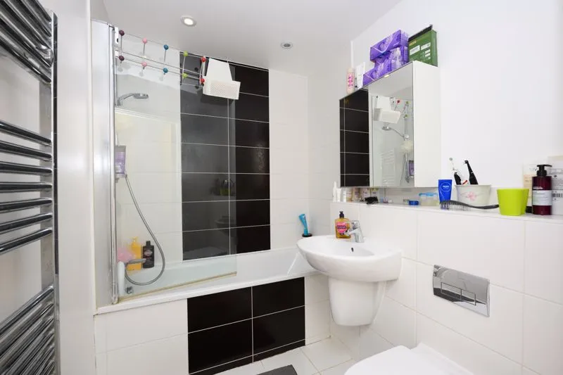 Scholars Place, Walton-On-Thames KT12 3FE, photo 5