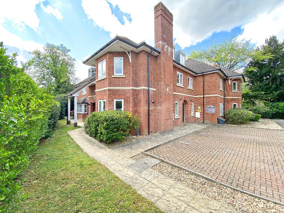 3 bed flat to rent, Grove Cross Road, Frimley, GU16