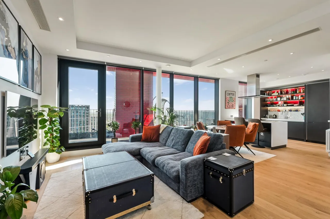 3 bed flat for sale, Defoe House, London City Island, E14
