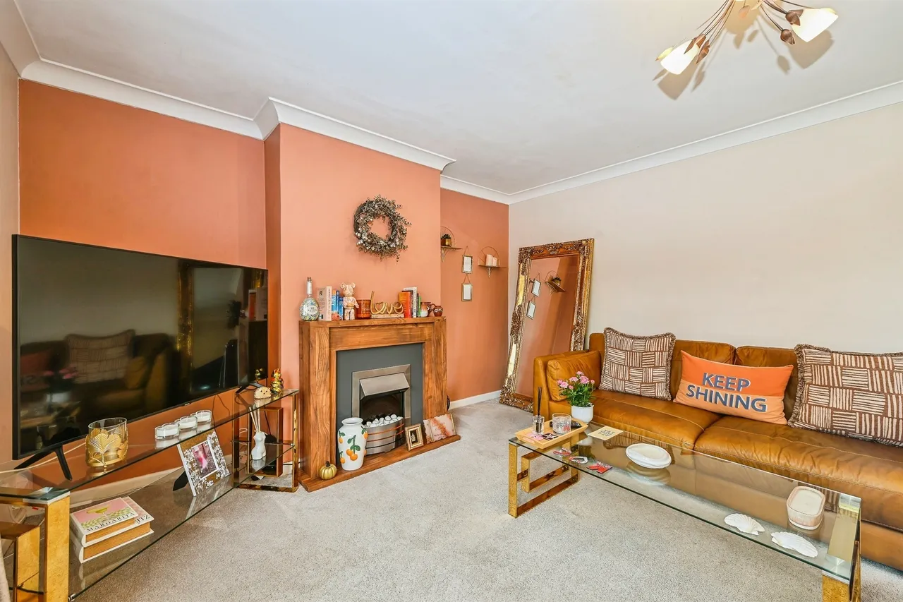 Holmefield Crescent, Ilkeston, DE7, photo 8