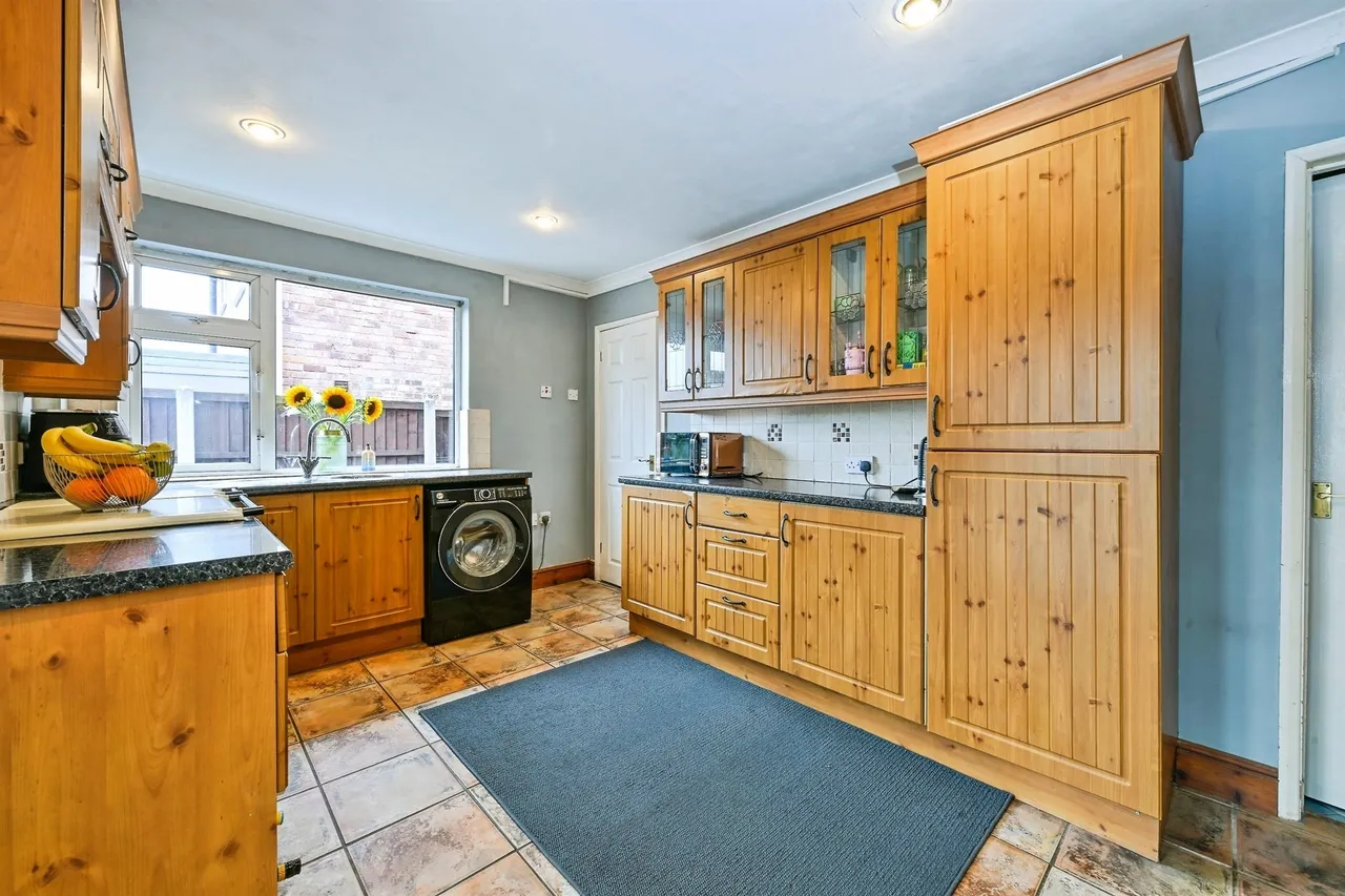 Holmefield Crescent, Ilkeston, DE7, photo 4