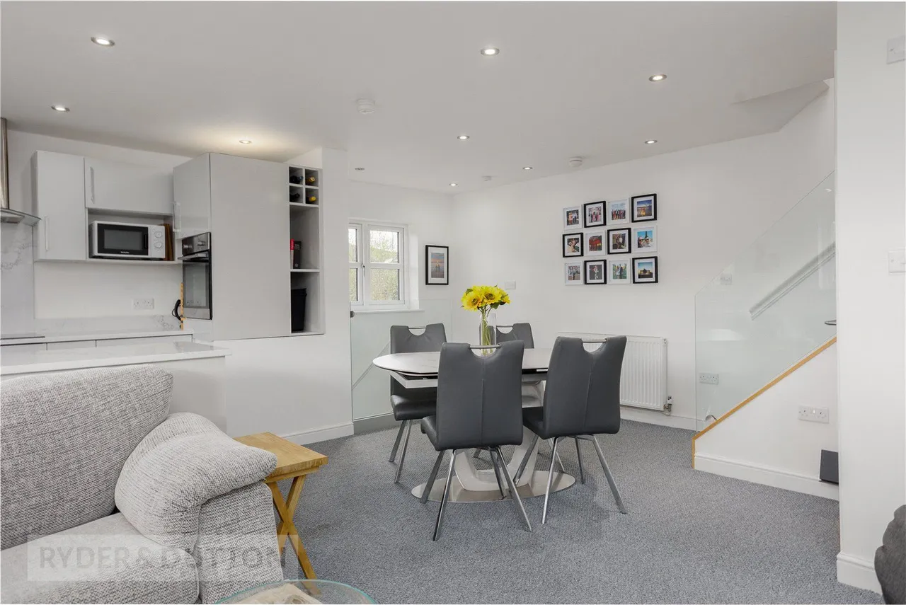 Clifton Street, Greenfield, OL3, photo 2