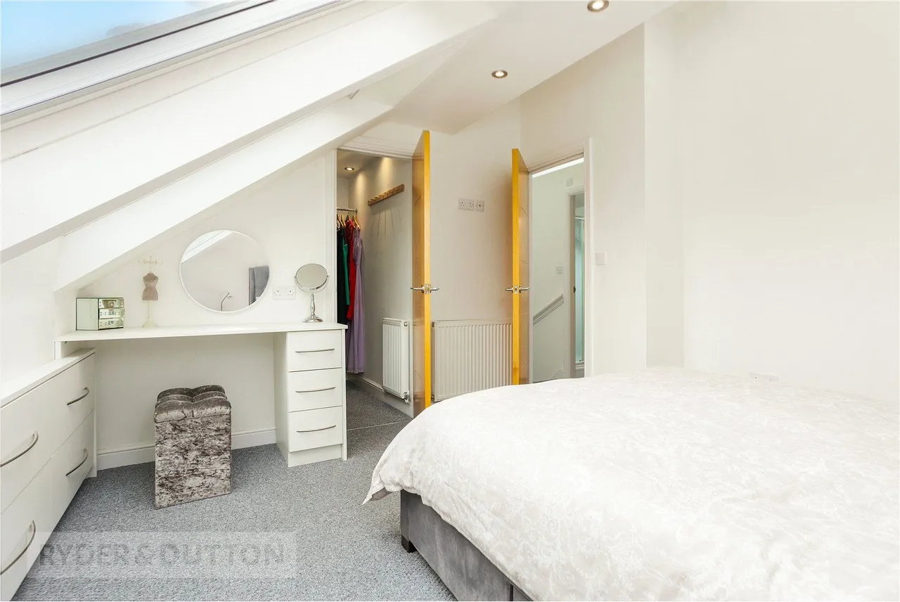 Clifton Street, Greenfield, OL3, photo 11