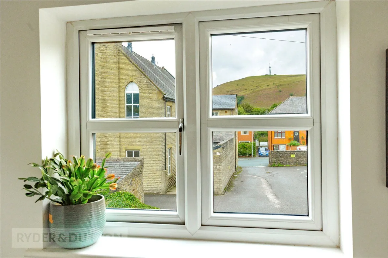 Clifton Street, Greenfield, OL3, photo 7