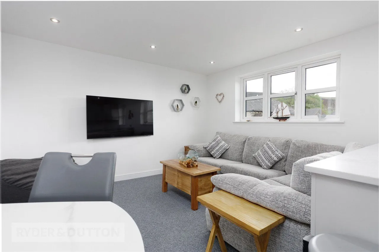Clifton Street, Greenfield, OL3, photo 5