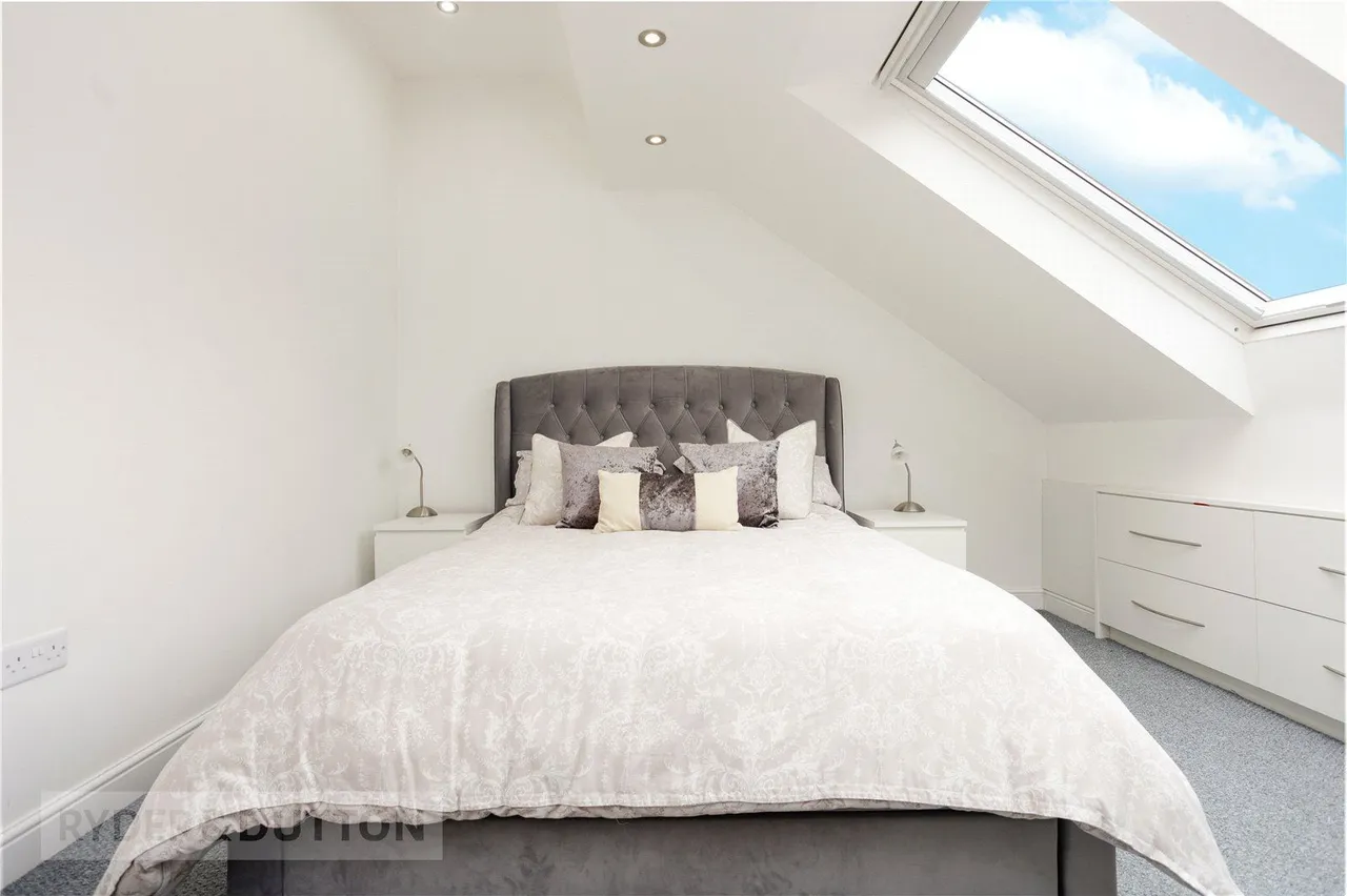 Clifton Street, Greenfield, OL3, photo 10