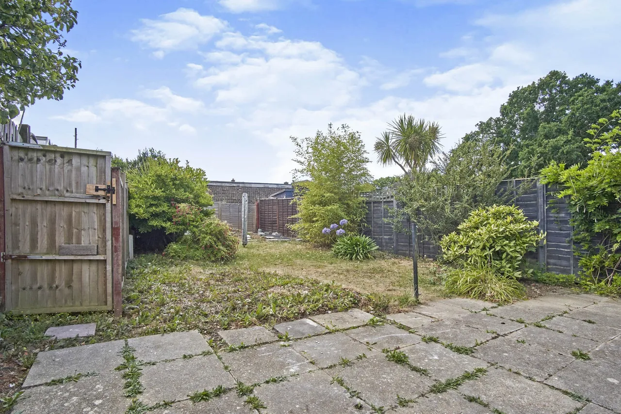 Staplers Court, Newport, PO30, photo 12