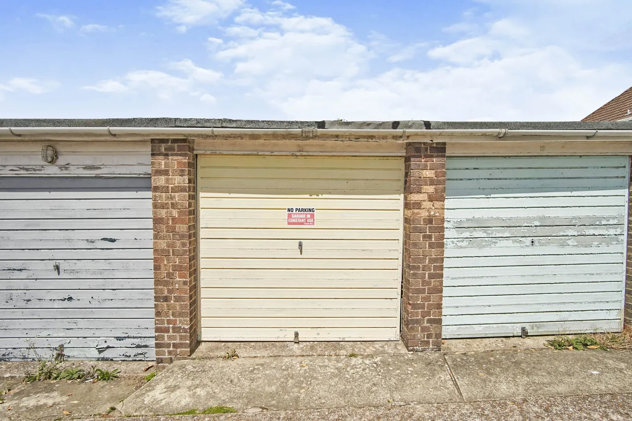 Staplers Court, Newport, PO30, photo 13