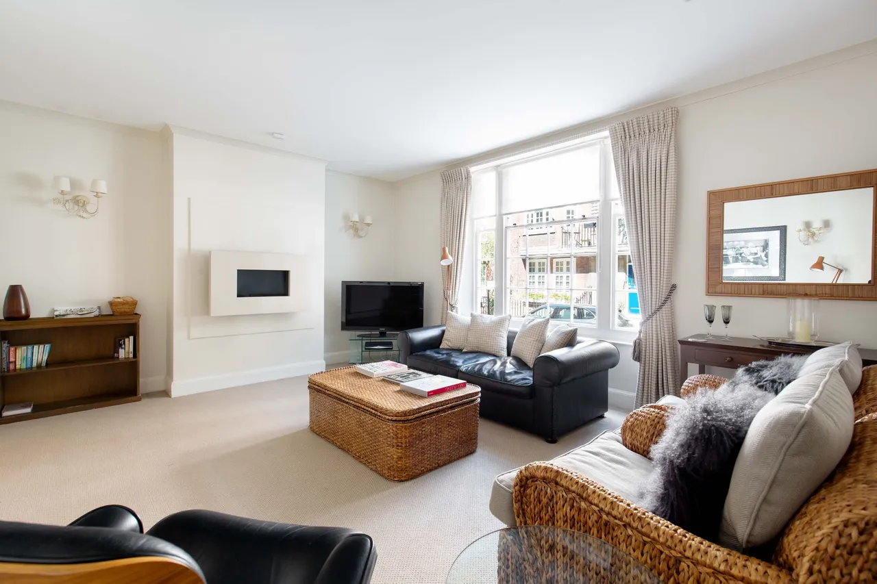 2 bed flat to rent, De Walden Street, London, W1G