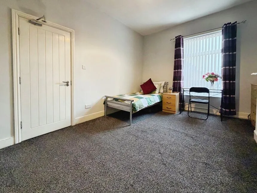 Liverpool Road, Eccles, M30, photo 2