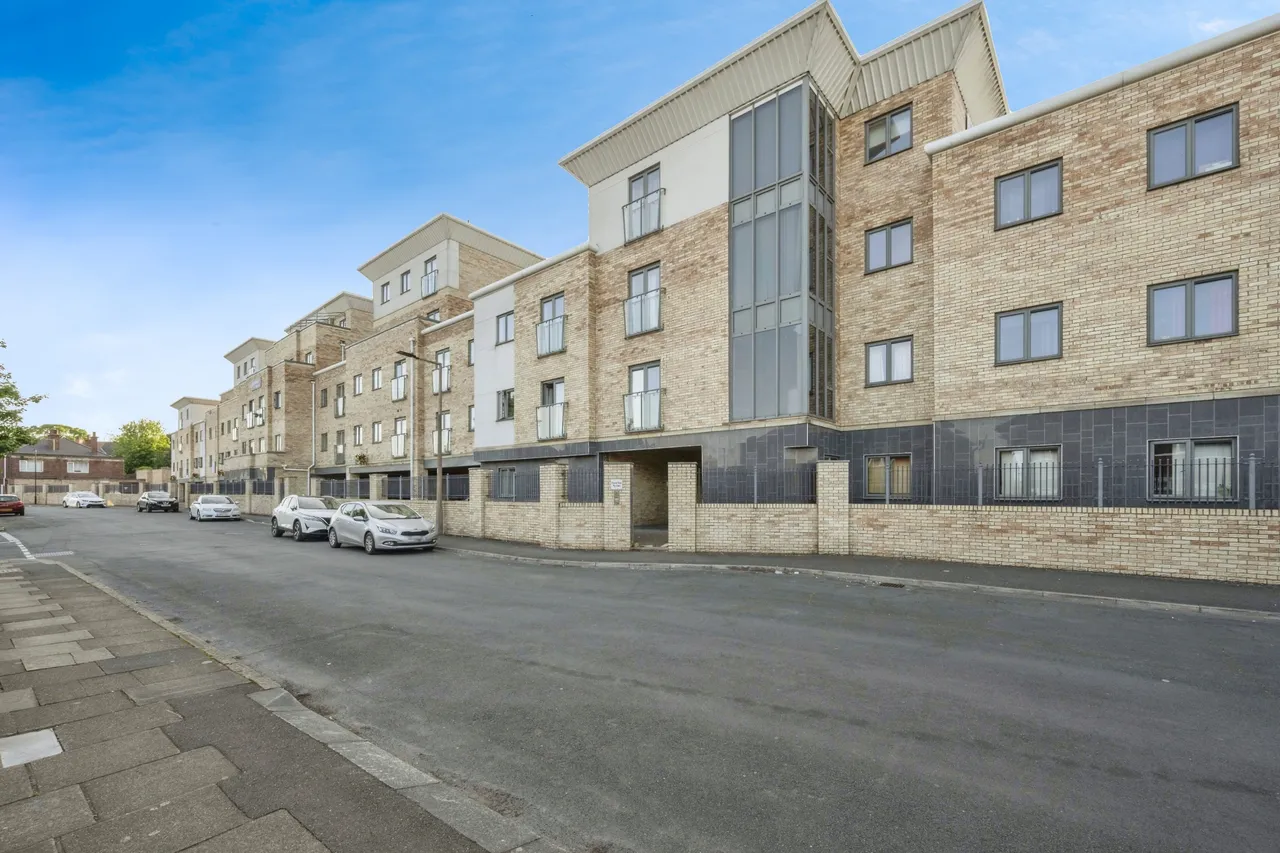 2 bed flat for sale — Luxaa Apartments, Low Road, Balby, Doncaster, DN4