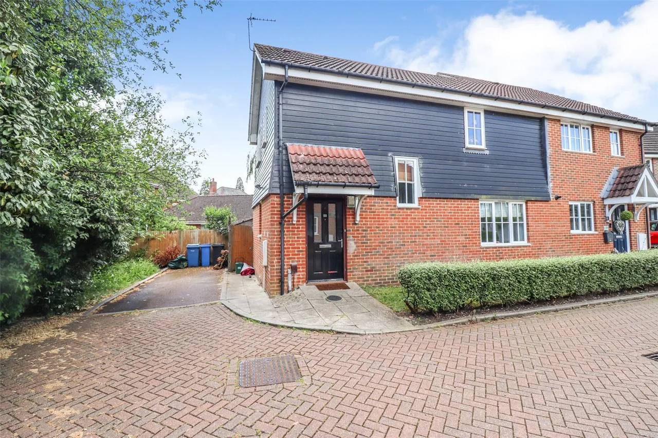 2 bed house for sale — Whitchurch Road, Fleet, Hampshire, GU51 1ED