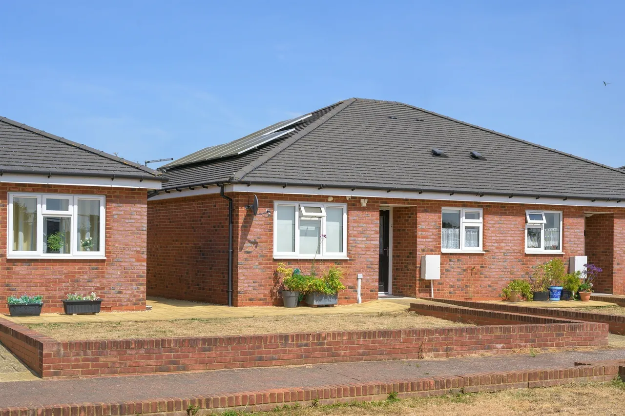 2 bed house for sale, Bridge Road, Kettering, NN14