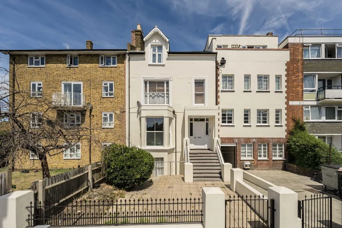 2 bed flat for sale, Garratt Lane, SW17
