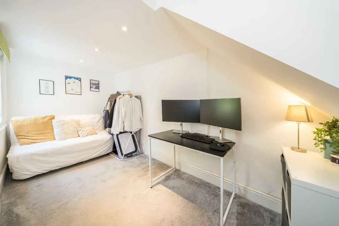 Garratt Lane, SW17, photo 3