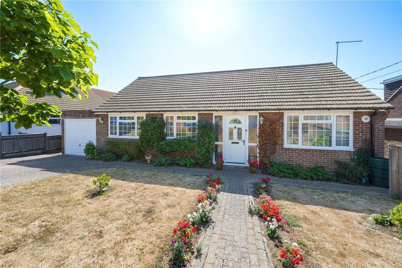 3 bed house for sale, St. Vincent Road, St. Margarets-at-Cliffe, CT15