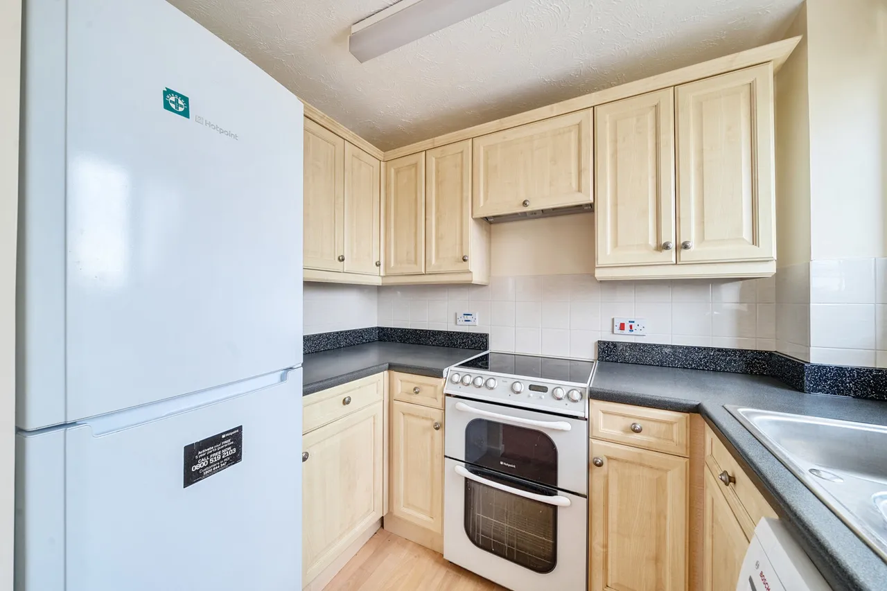 Neal Close, HA6, photo 17