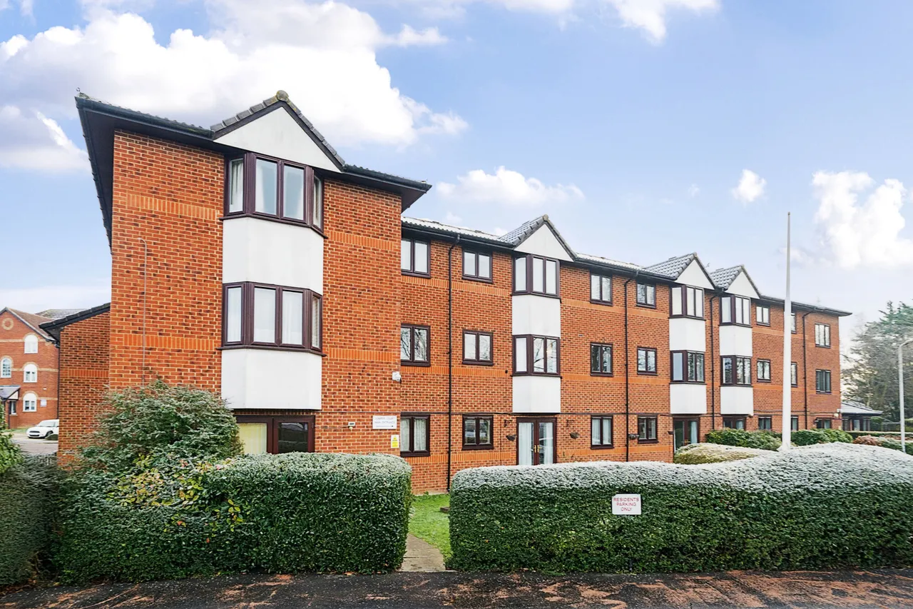 Neal Close, HA6, photo 4