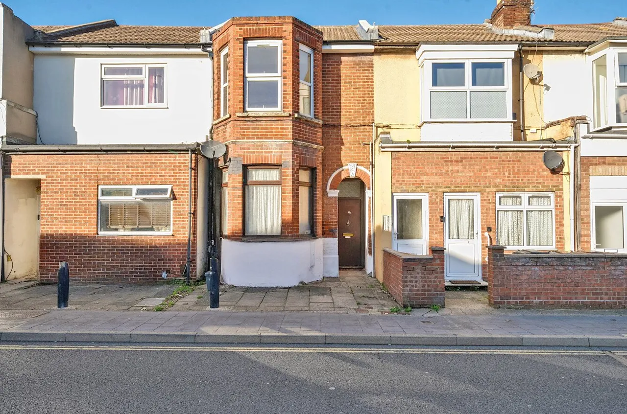 2 bed flat to rent, New Road, Portsmouth, PO2