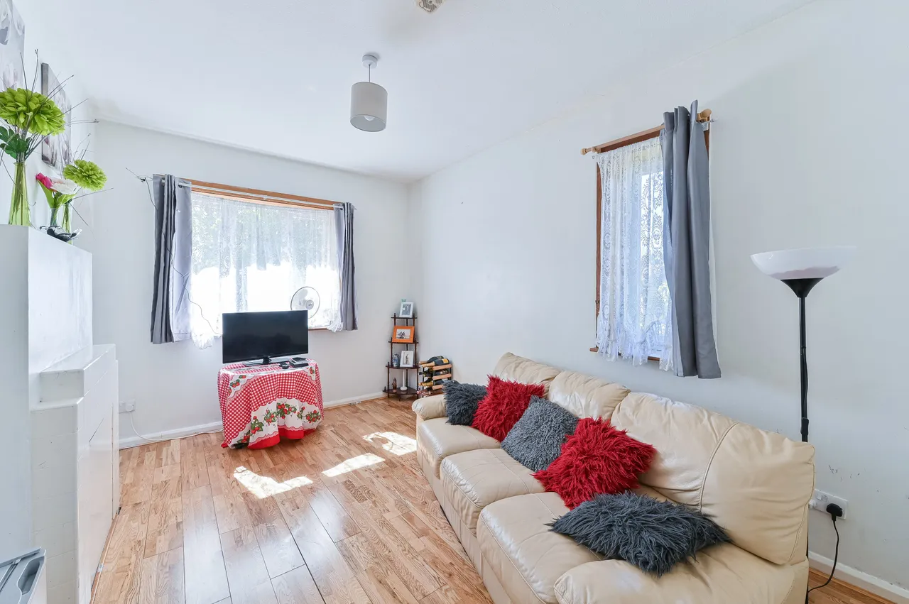 13 Playgreen Way, London, photo 2