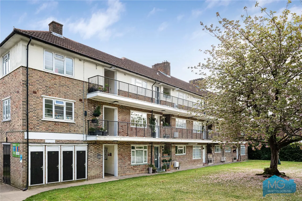 3 bed flat for sale, The Poplars, London, N14