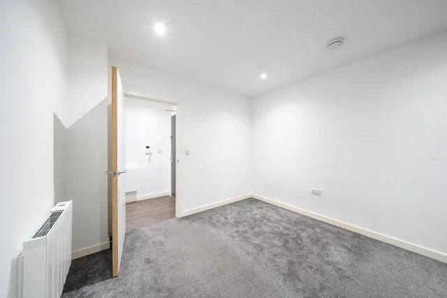 High Road, London, N20, photo 11