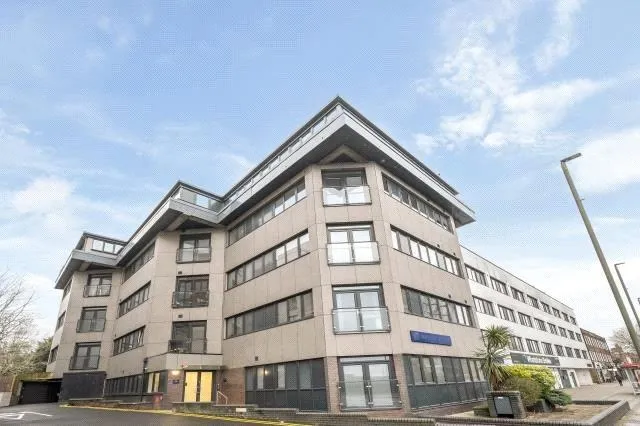 High Road, London, N20, photo 9