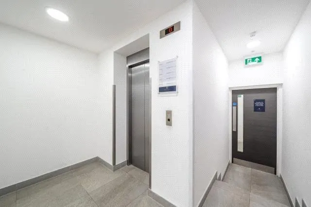 High Road, London, N20, photo 13